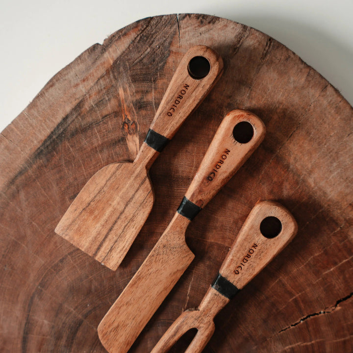 Nordico Cheese Board Set with Wooden Cheese Knives (Top View) – High-quality acacia wood cheese board with three wooden cheese knives on display. Natural rustic design, perfect for gifting and kitchenware.