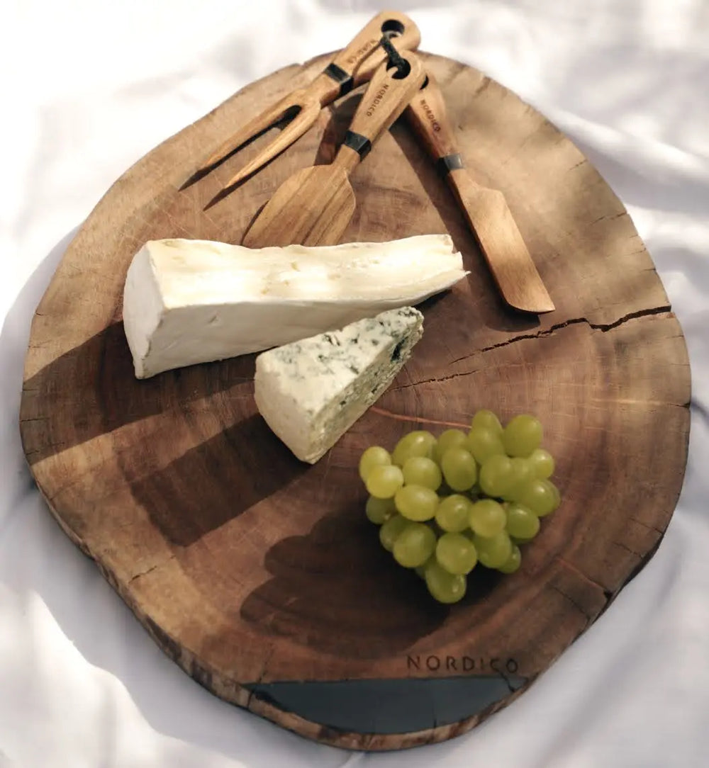 Nordico Cheese Board with Cheese, Grapes, and Knives – Luxury acacia wooden cheese board with green grapes, cheese pieces, and three wooden cheese knives, ideal for kitchen lovers.